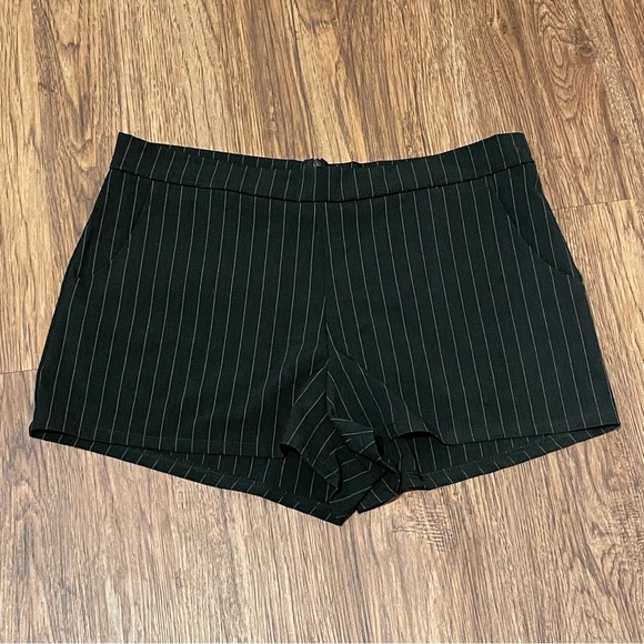 About A Girl Pants - About A Girl Los Angeles Pinstripes Short Shorts Black and White Size Large